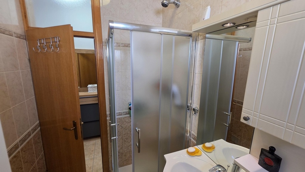 Badrum med duschkabin och handfat