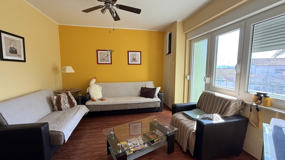 Vardagsrum i lägenhet A3903 i Kroatien.