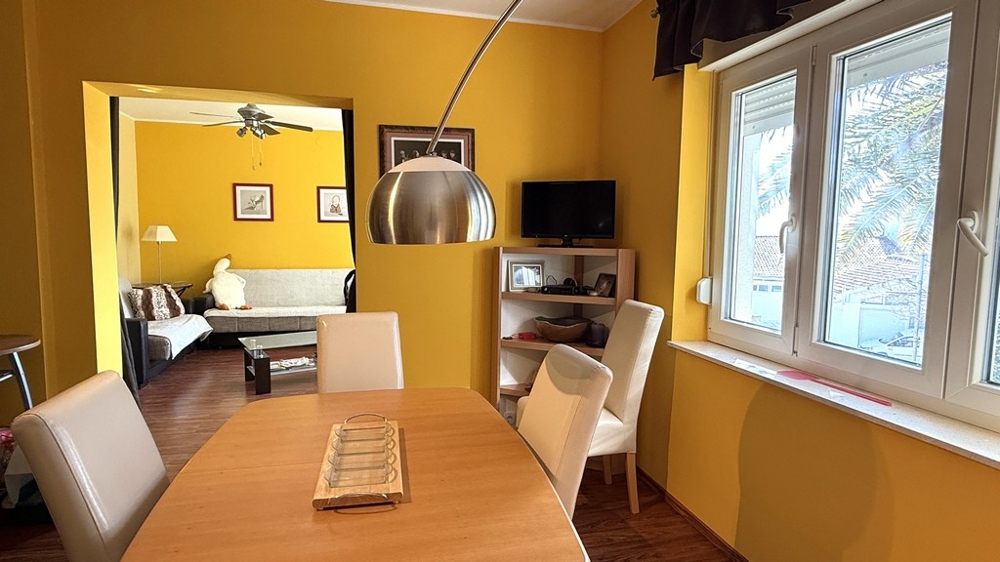 Matplats med bord och genomgång till vardagsrummet