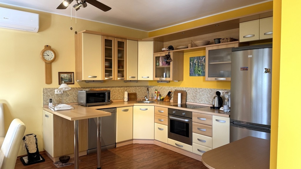 Vardagsrum med tillgång till kök och hall