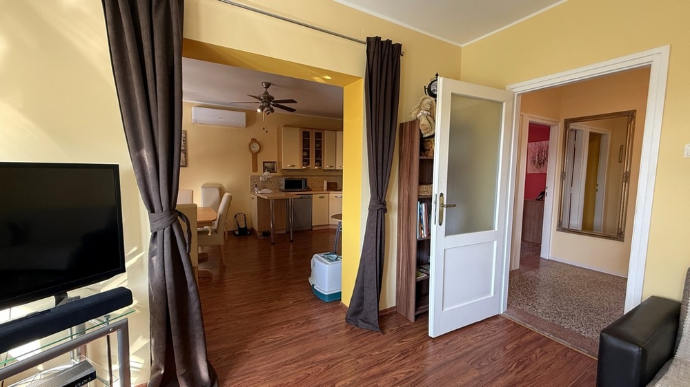 Hall med tillgång till vardagsrum