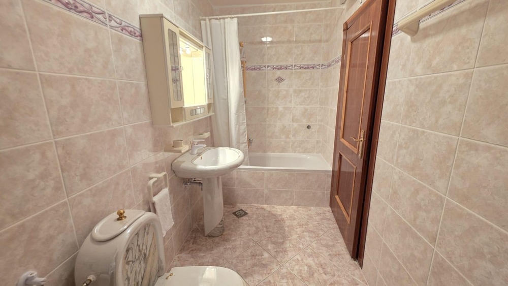 Badrum med badkar och handfat