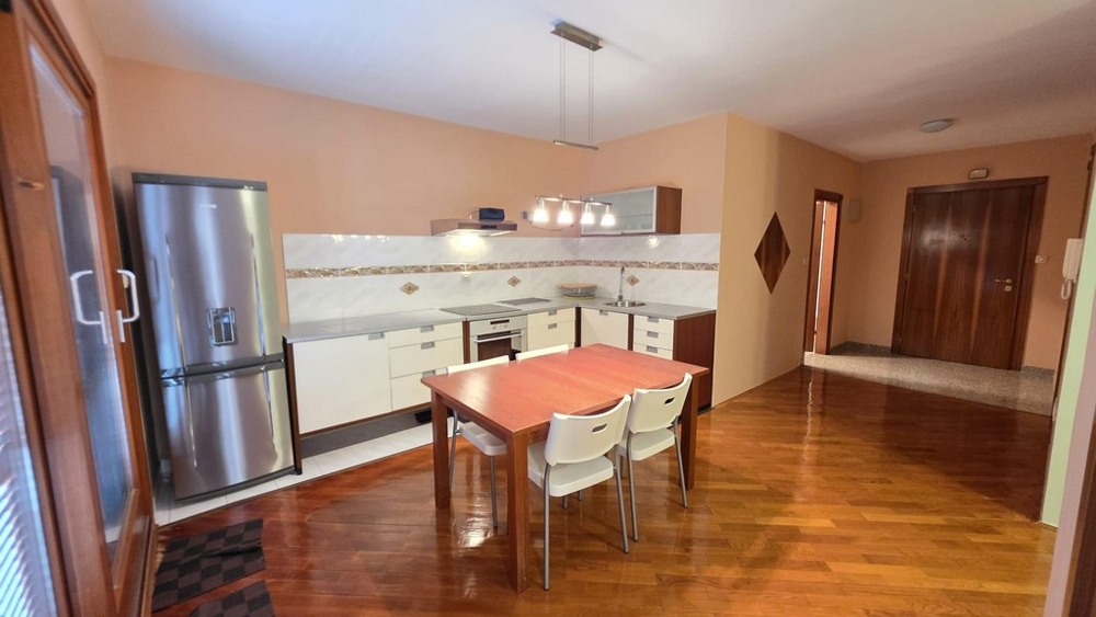 Kök med matplats och entré