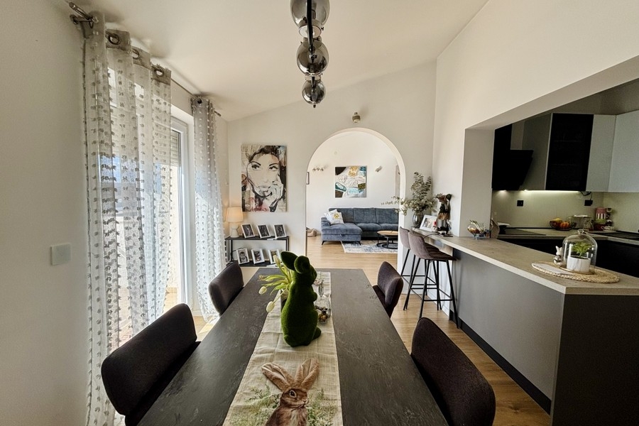 Öppen matplats med tillgång till kök och mycket dagsljus