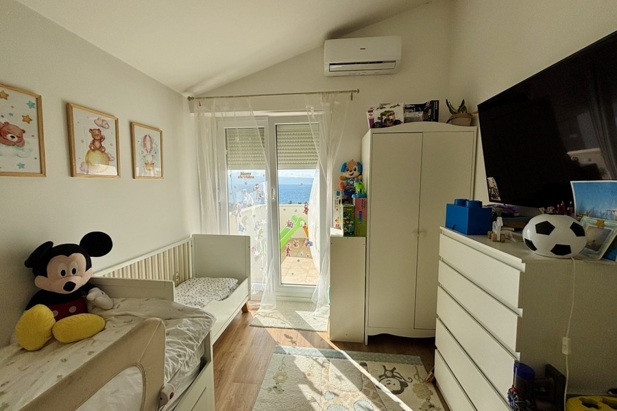 Barnrum med tillgång till balkong och havsutsikt