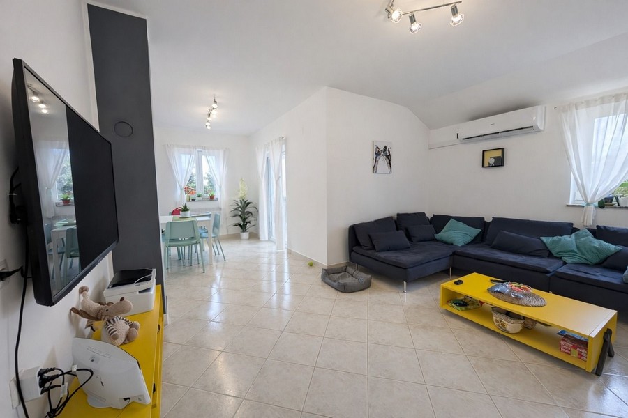 Ljust vardagsrum med utgång till matplatsen