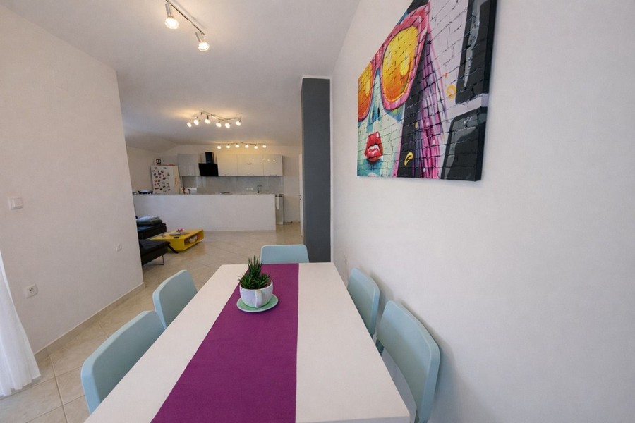 Matplats med bord och utgång till terrassen