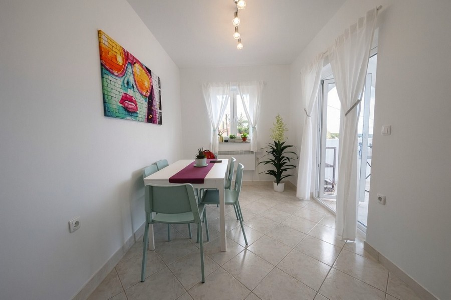 Matsal med tillgång till balkong och mycket dagsljus