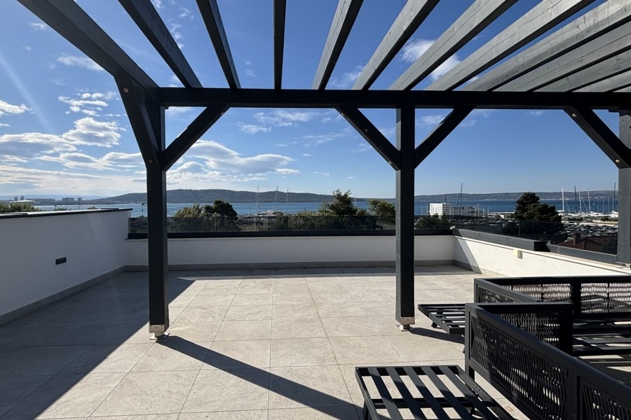 Stor takterrass med pergola och havsutsikt