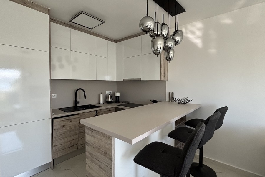 Modernt kök med ö och barstolar