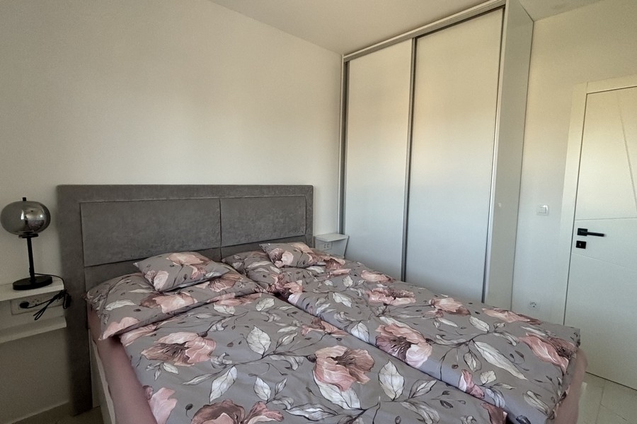 Sovrum med dubbelsäng och inbyggd garderob