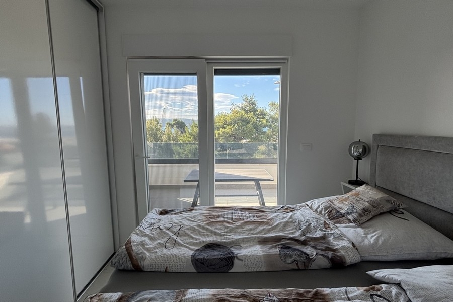 Sovrum med utgång till balkong och havsutsikt