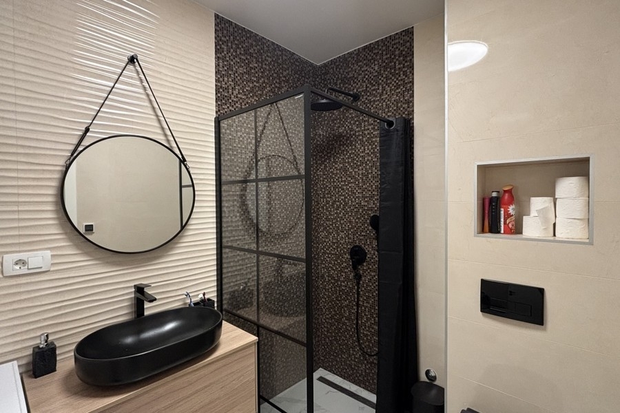 Modernt badrum med dusch och handfat