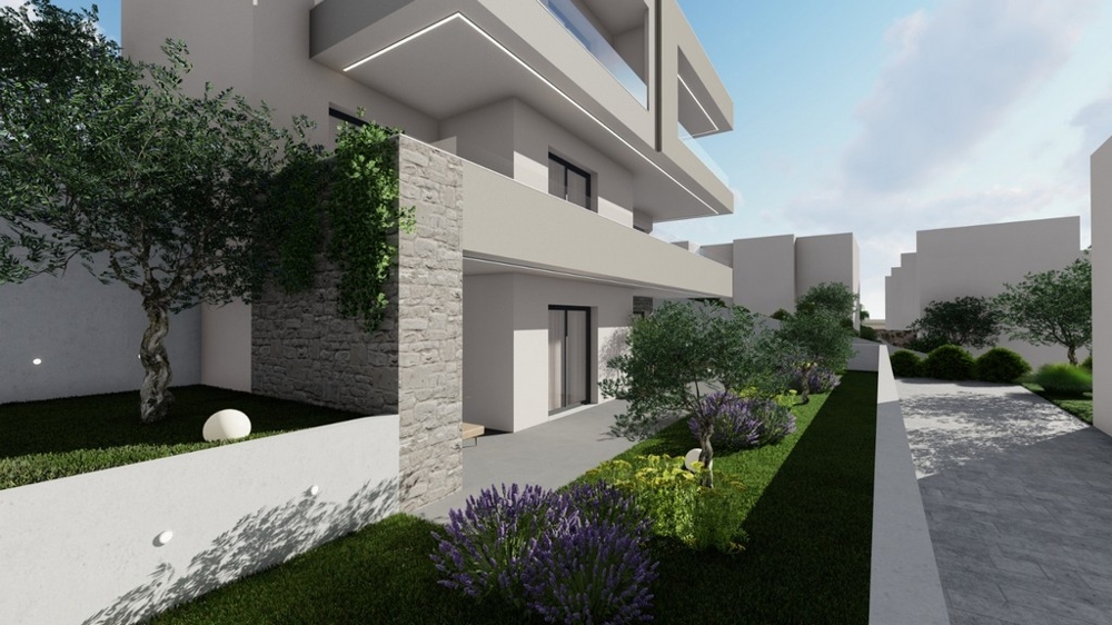 Terrass på bottenvåningen med sittgrupp och tillgång till trädgården