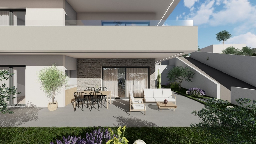 Ljust vardagsrum med stora fönster och havsutsikt