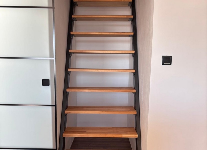 Barnrum på vinden med snedtak och arbetsplats