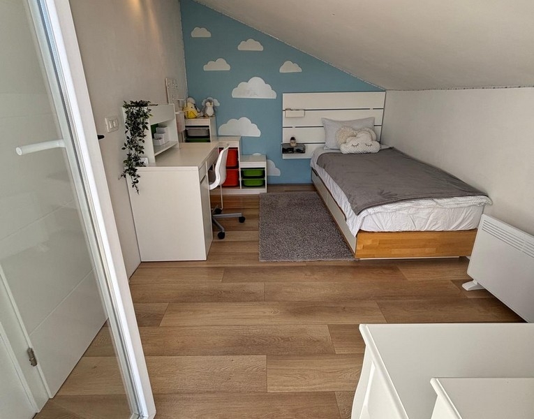 Rum med tillgång till terrassen och utsikt över utomhusbruket