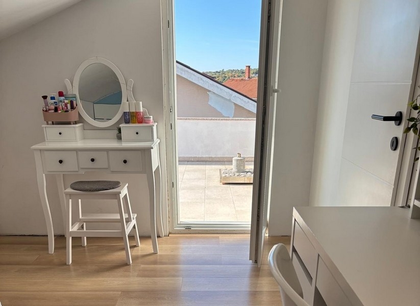 Terrass med sittplatser och uteplats