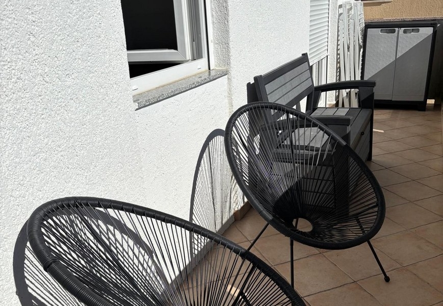 Balkong med sittplatser och utsikt över omgivningarna