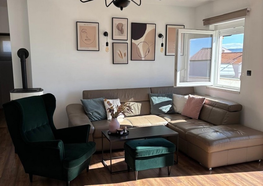 Vardagsrum med tillgång till balkong och utsikt över havet och kustlandskapet