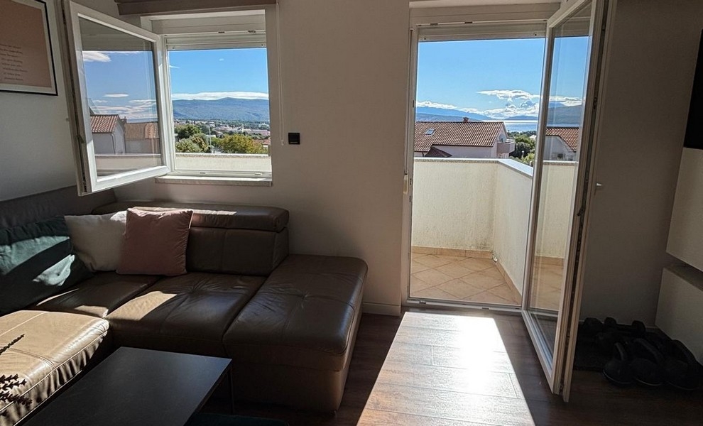 Kök med angränsande matplats och modern utrustning