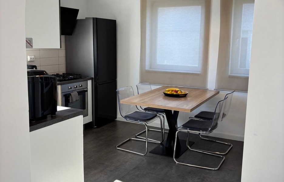 Modernt utrustat kök med fönster och utsikt över omgivningen