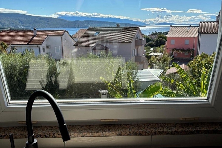 Sovrum med dubbelsäng och utgång till balkong