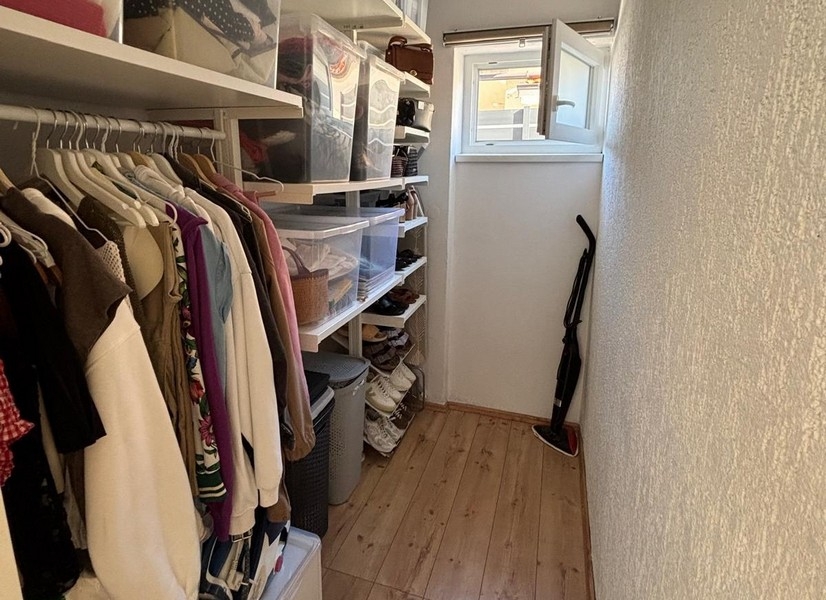 Invändig trappa med trätrappa till övervåningen