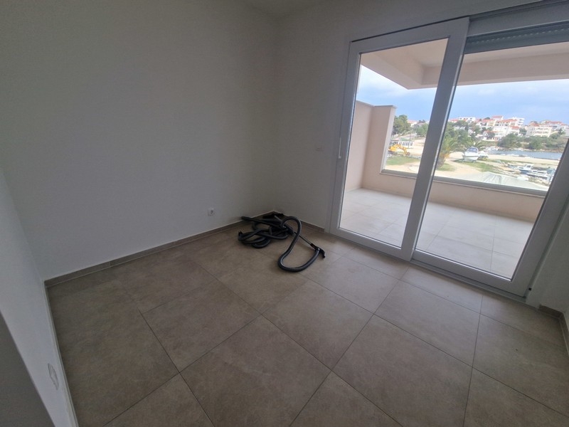 Sovrum med utgång till balkong och havsutsikt