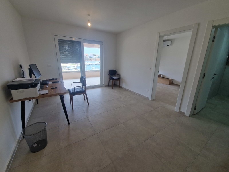 Vardagsrum med tillgång till balkong och havsutsikt