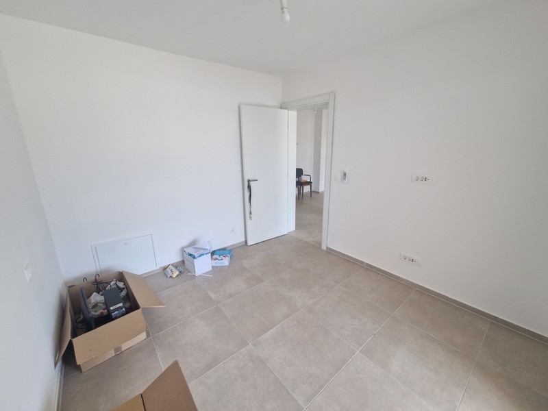 Rum med klinkergolv och neutral inredning