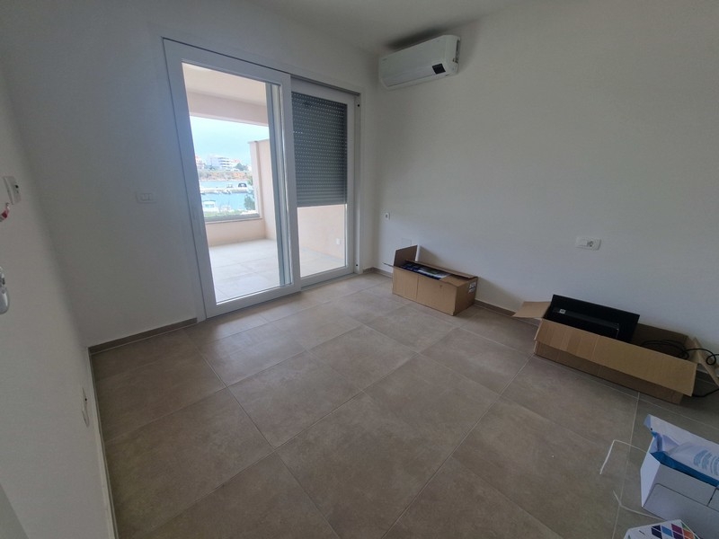 Sovrum med luftkonditionering och tillgång till balkong