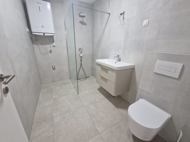 Modernt badrum med dusch och handfat