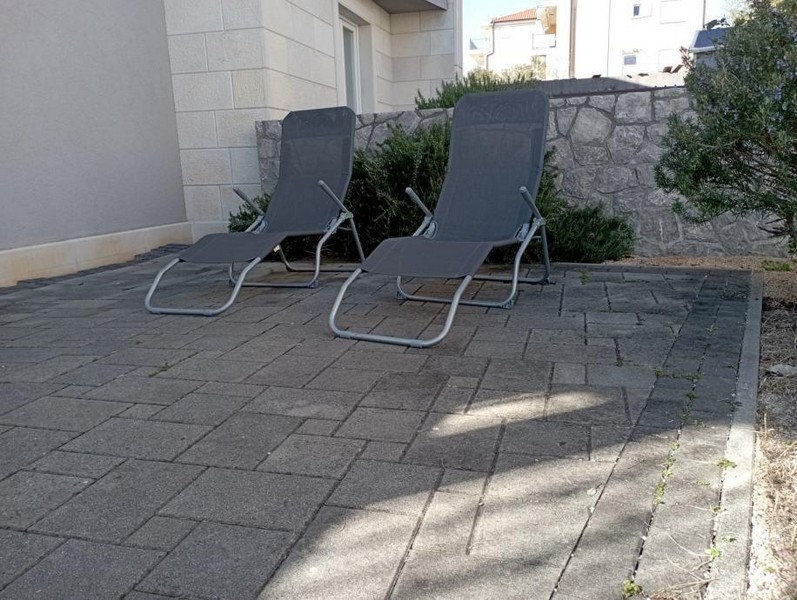 Terrass med solstolar på fastighet A3913 i Kroatien - Panorama Scouting.