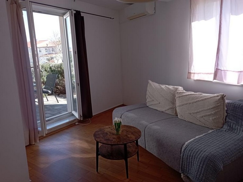 Vardagsrum med soffa och utgång till terrassen