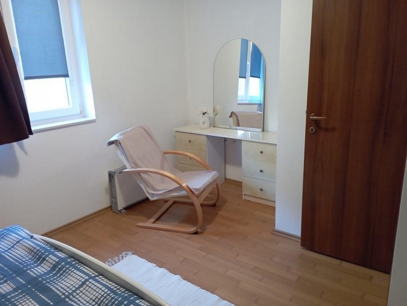 Sovrum med sittgrupp och toalettbord