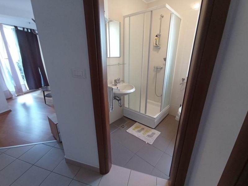 Badrum med dusch och handfat