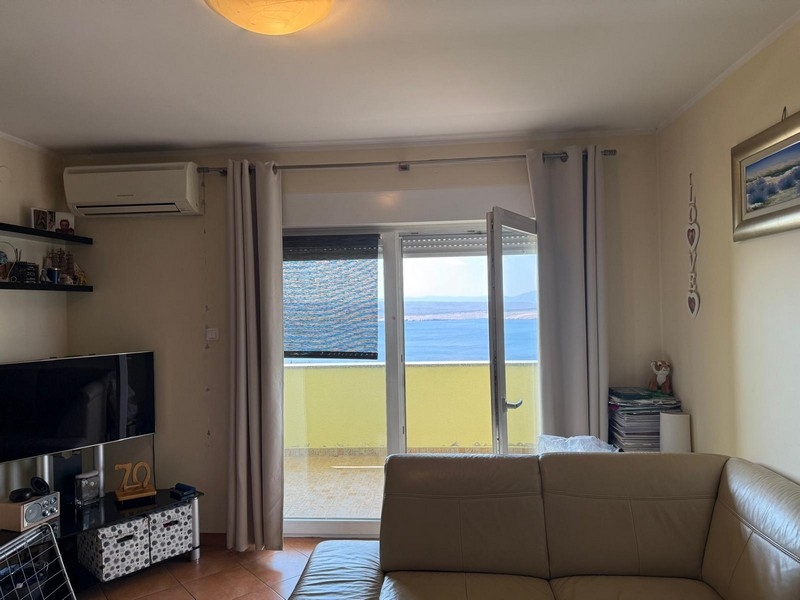 Vardagsrum med utgång till balkong och havsutsikt