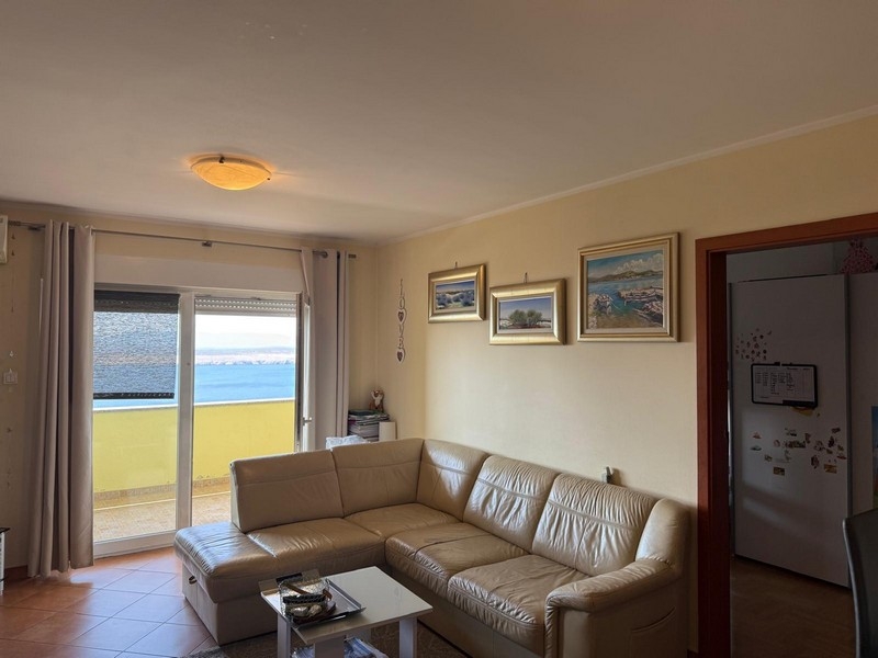 Vardagsrum med soffa och havsutsikt