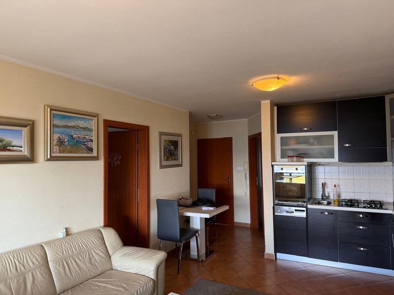 Öppet vardagsrum och kök med fullt utrustat kök