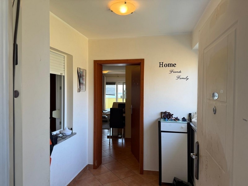 Entré till lägenheten med utsikt över vardagsrummet