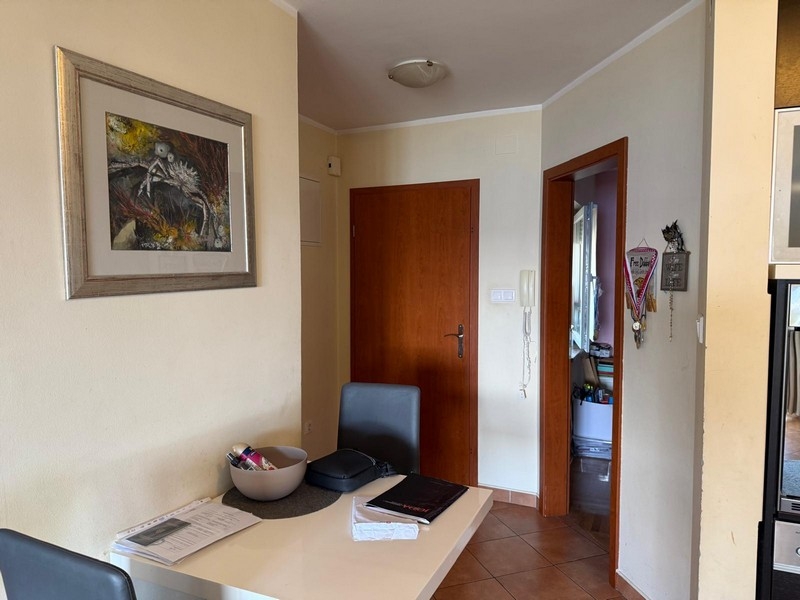 Matplats i vardagsrummet med tillgång till övriga rum