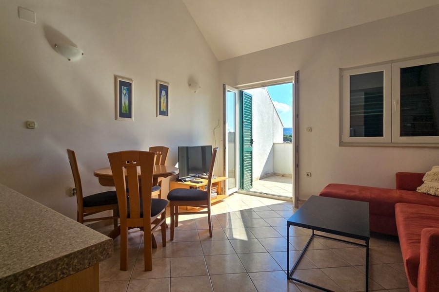 Vardagsrum med utgång till balkong och mycket dagsljus