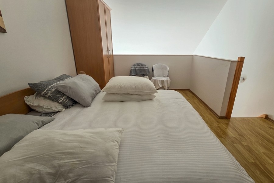 Sovplats på galleri med dubbelsäng och garderob