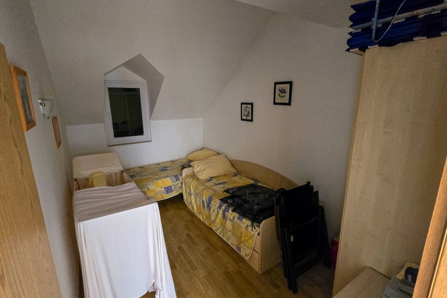 Andra sovrummet med enkelsängar under snedtak