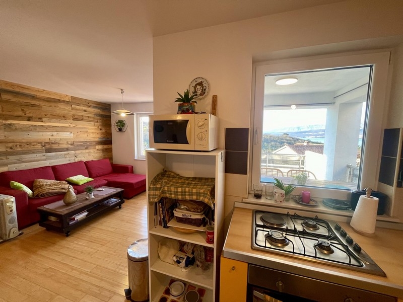 Öppet kök med inbyggda vitvaror och fönster med utsikt