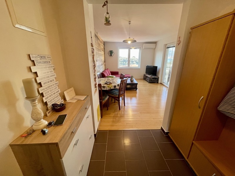 Entré med hall och utsikt mot vardagsrummet