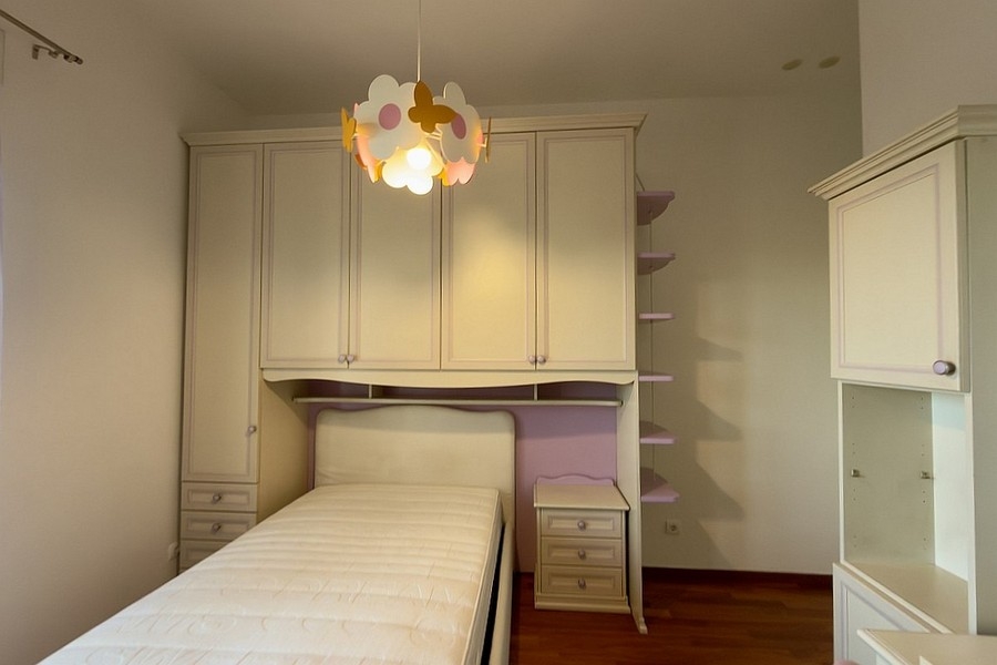 Sovrum med enkelsäng och skräddarsydda garderober