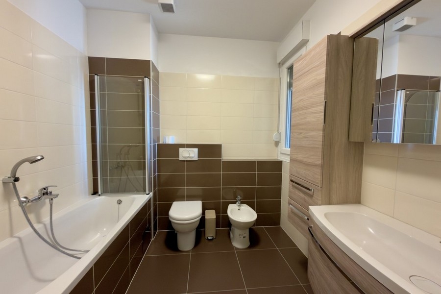 Badrum med badkar, dusch, toalett och bidé