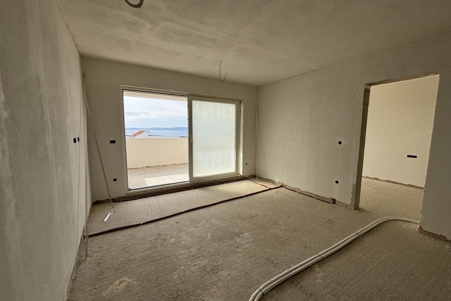 Vardagsrum med förberedd installation och tillgång till terrass